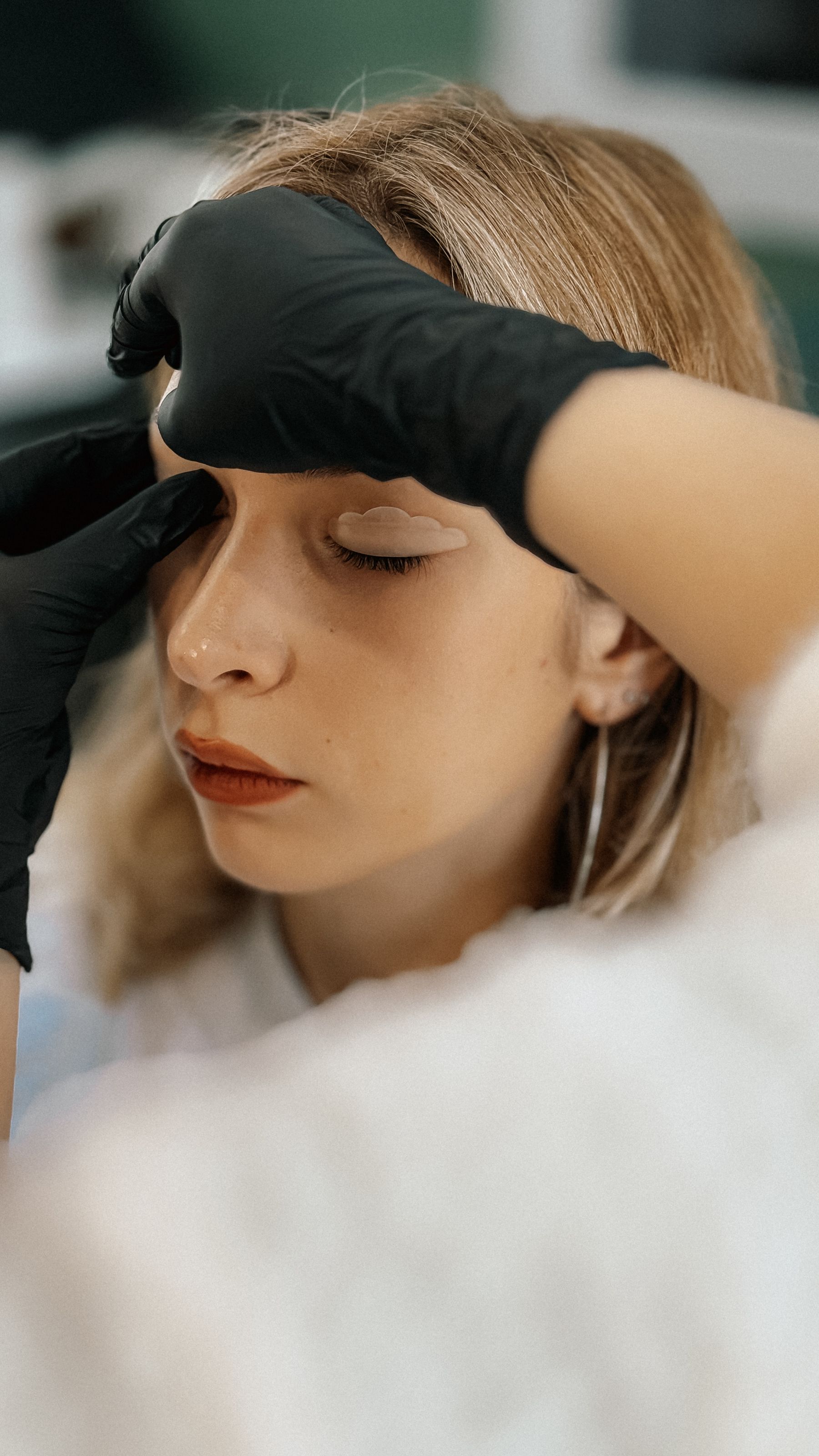 Šminker precizno nanosi eyeliner tokom profesionalnog beauty tretmana